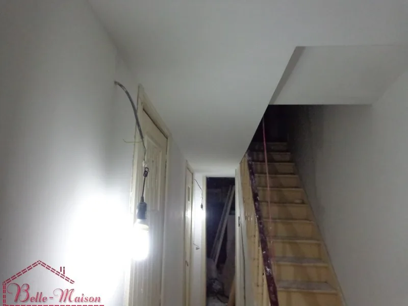 Finition d’un escalier en bois réalisée par Belle Maison