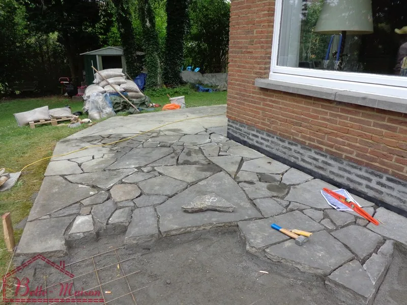 Terrasse en pierre réalisée par Belle Maison