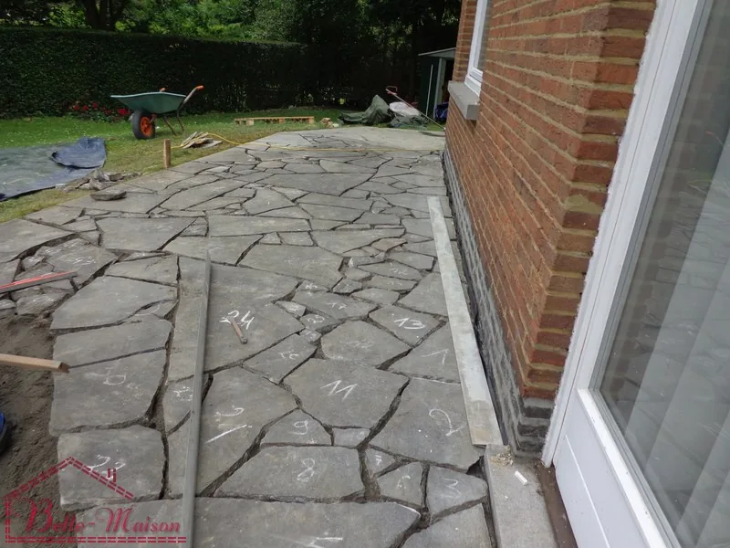 Finition d’une terrasse en pierre réalisée par Belle Maison